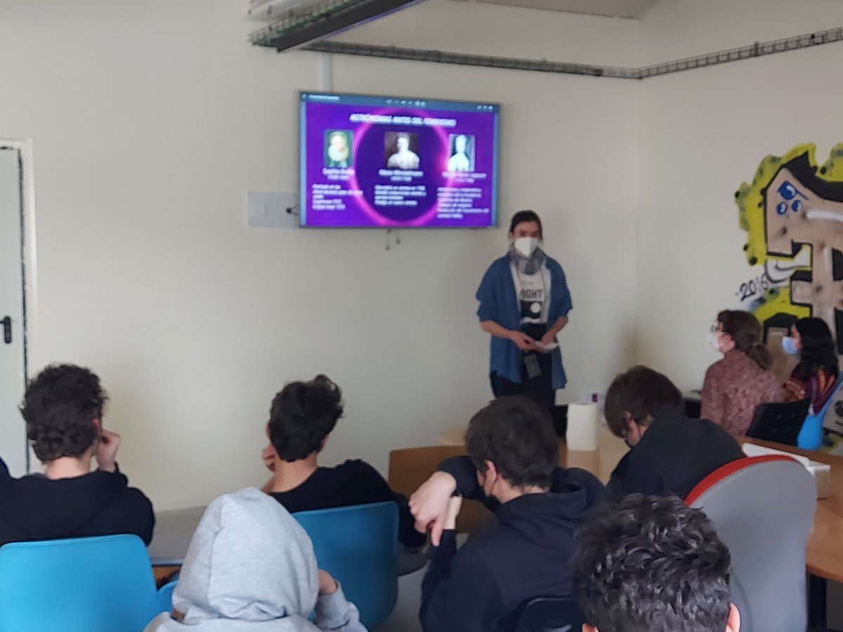 CesarPBA's tweet photo. El Universo es violeta. Ponencia de  @AntaresUAM  para el alumnado de Bachillerato y 4 ESO Científico con motivo del #11F dentro de la #SemanaCienciaIdeo de @EscuelaIdeo ¡¡Cuántas mujeres astrónomas sin el reconocimiento debido!! https://t.co/udPXDwG3WL