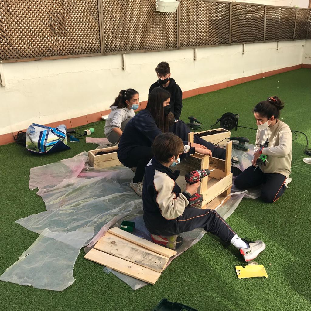 thaubarcelona's tweet photo. Aquesta setmana, el projecte #fentverd ha viatjat a la llar d’infants #oikiadidac on alumnat de #1rESOthaubcn ha construit mobiliari de jardineria amb palets reutilitzats. #escolessostenibles https://t.co/CGMbVPHGKC