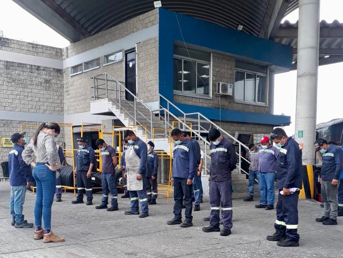Jornada de #PausasActivas para iniciar la mañana en @metrocaribe02 con nuestro personal, enseñándoles la importancia de realizarlas por 5 minutos durante la jornada laboral ❤️💙