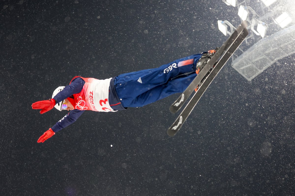 4 Days to go, <a href="/lloydwal/">Lloyd Walerczyk</a> final preparations and getting some expert advice from the 2014 silver medalist @aerialskier Dave Morris 🙏🏻

Photo:<a href="/sammellishphoto/">Sam Mellish</a> 

@gbsnowsport
@teamgb
<a href="/we_are_sungod/">SunGod</a>
<a href="/fulltiltboots/">Full Tilt Boots</a> 
<a href="/markerproducts/">Marker Products</a>