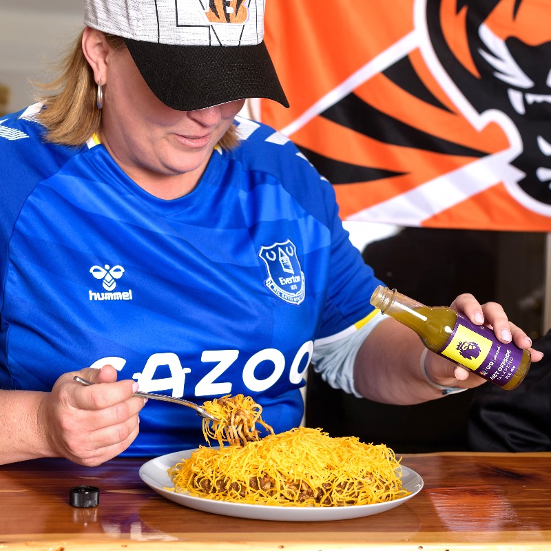 PLinUSA's tweet photo. Meet @katelopez324, an @EvertonInUSA and @Bengals fan from Cincinnati, who has stuck with her family and her teams through thick and thin 💙🧡

#PLFansOfAmerica
#SpiceUpYourSunday
#RuleItAll