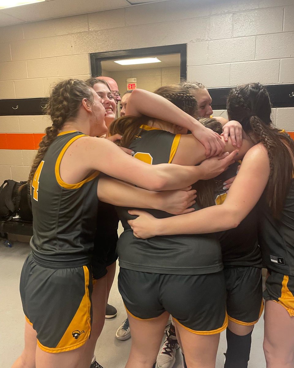 CrockettGirls's tweet photo. BIG 5 CHAMPS BABY!!!!!!🎉🎉 So proud of this team!! Let’s keep this rolling into postseason!!! #missingjames😢#23-5 https://t.co/4VPTFl2eFh