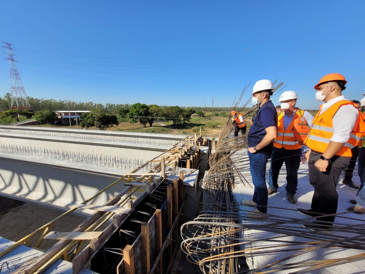 PresidenciaPy's tweet photo. El Puente “Héroes del Chaco", el primero que unirá a Asunción con la región Occidental, fue verificado hoy por el presidente @MaritoAbdo. Las obras presentan un 47% de avance y permitirá al Chaco paraguayo fortalecerse como un importante centro logístico y económico. https://t.co/0FHpZbLWTv