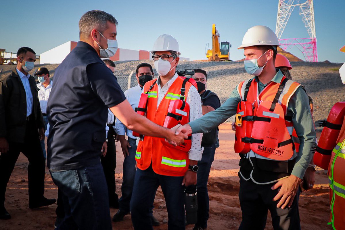 PresidenciaPy's tweet photo. El Puente “Héroes del Chaco", el primero que unirá a Asunción con la región Occidental, fue verificado hoy por el presidente @MaritoAbdo. Las obras presentan un 47% de avance y permitirá al Chaco paraguayo fortalecerse como un importante centro logístico y económico. https://t.co/0FHpZbLWTv