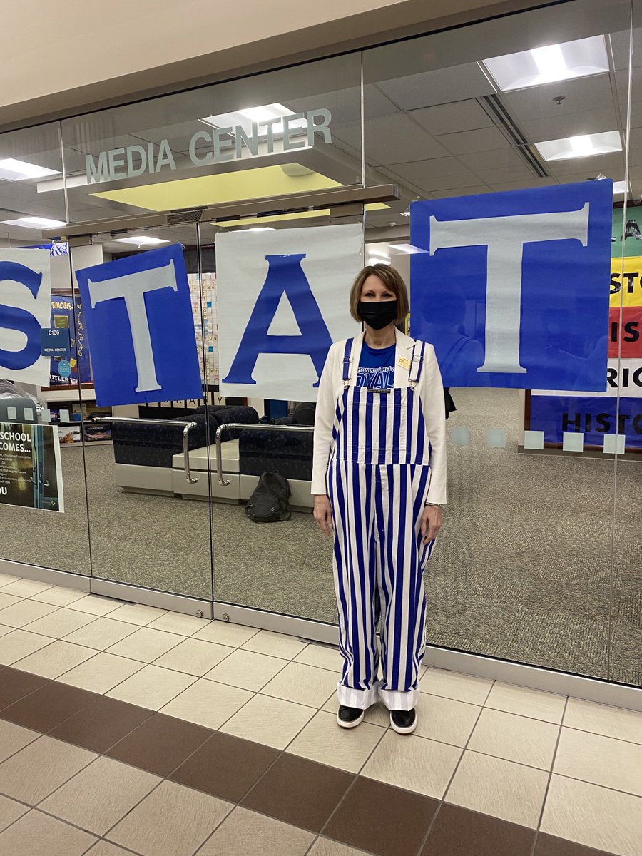 HSEAthletics's tweet photo. We got spirit, yes we doβ¦ Royals Bleed Blue! β¦@HSEPrincipalβ© Good Luck β¦@hseswimdiveβ© https://t.co/M4TW9947nx