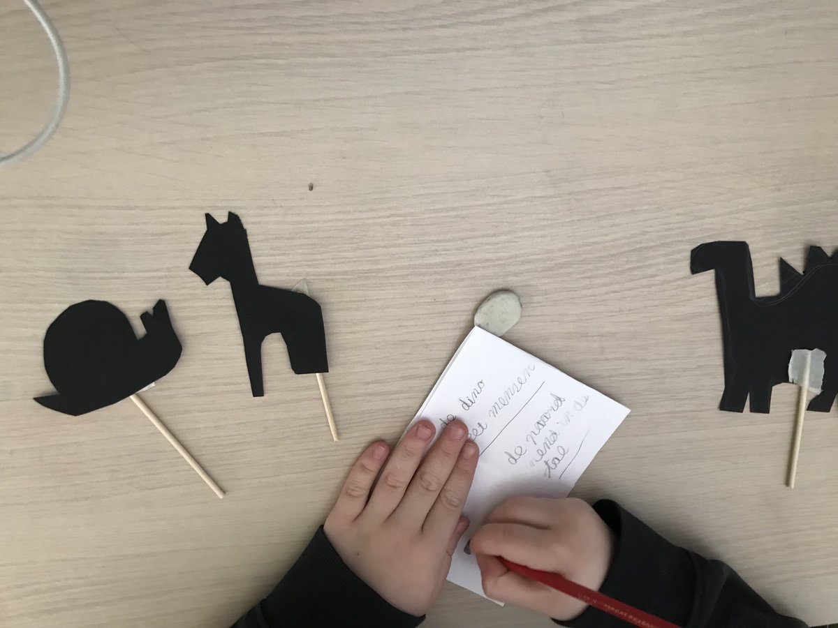 Aan de slag met het schaduwtheater vandaag. De kinderen spelen met schaduwen, maken figuren, schrijven verhalen en spelen en vertellen mee in het verhaal dat ik vertel. Veel taal, ook een beetje techniek en heel veel plezier!