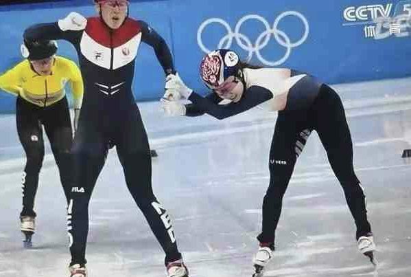 liujn02's tweet photo. #ShortTrack I don't know why this behavior was not penalized, this Korean woman was still crying in pain after the game, I wonder if it was because she didn't succeed in pulling her opponent down https://t.co/zqjLvAdn77