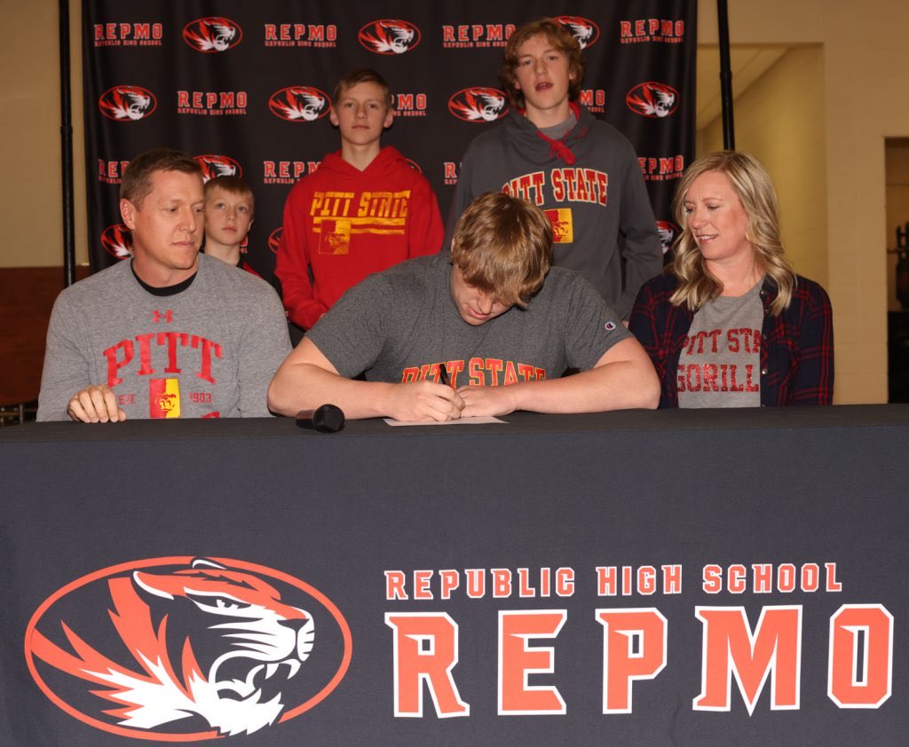 Congrats <a href="/Trysten68/">Trysten Hart</a> and <a href="/GorillasFB/">Pitt State Football</a>.   This guy is going to be no fun to line up against for a lot of @MIAA teams.