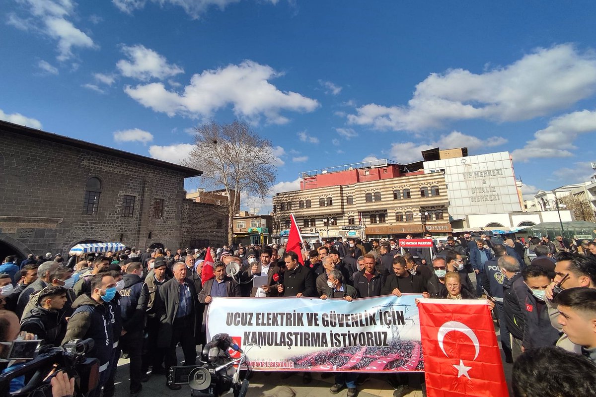 Dogu_Perincek's tweet photo. Diyarbakır'da, Vatan Partisi önderliğinde, Türk bayraklarıyla ucuz elektrik için eylem yapan halkımızı selamlıyoruz!

Elektrik dağıtımı kamulaştırılmalı.

✍🏻 https://t.co/SRrw6V0tHr https://t.co/jI3JxMuIpp