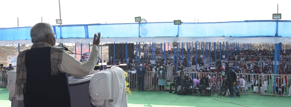 NitishKumar's tweet photo. आज मुंगेर जिले में गंगा नदी पर निर्मित रेल सह सड़क पुल की पहुंच पथ परियोजना तथा घोरघट स्थित मणि नदी के ऊपर उच्चस्तरीय आर०सी०सी० पुल एवं पहुंच पथ का लोकार्पण किया। (1/4) https://t.co/76lyAGc08k