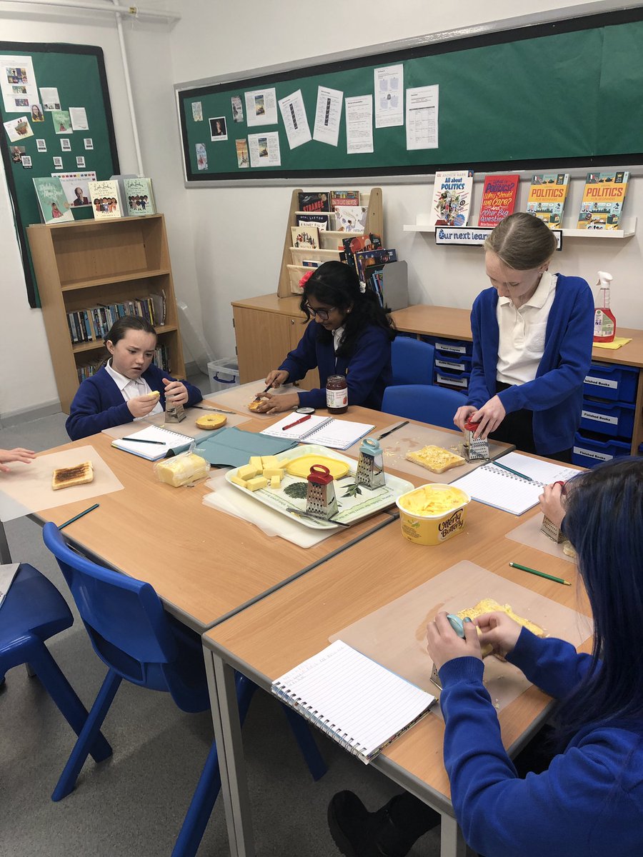 KingstonParkAc1's tweet photo. Y5 making their choice of sandwich/ bagel ready for writing instructions @PieCorbett #coldwrite https://t.co/aXzIW9T3l7