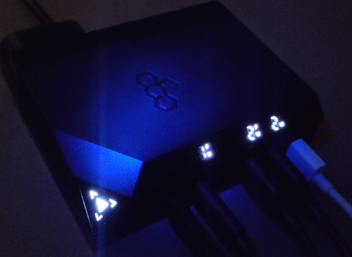 rr0251's tweet photo. 新登場 6port 240W 充電器
先取りレビュー
◎リアルタイム出力がわかる😊
◎デバイスに触れず充電進捗がわかるようになる😊
◎理解が深まり愛が芽生える😘
写真はFull充電になったスマホ
青色は照明です
#EGO #EXINNO #充電器
ストア↓
EGO Innovation Japan
@egostorejapan
https://t.co/MOyCTc2aLO https://t.co/gOyFN4z7WX