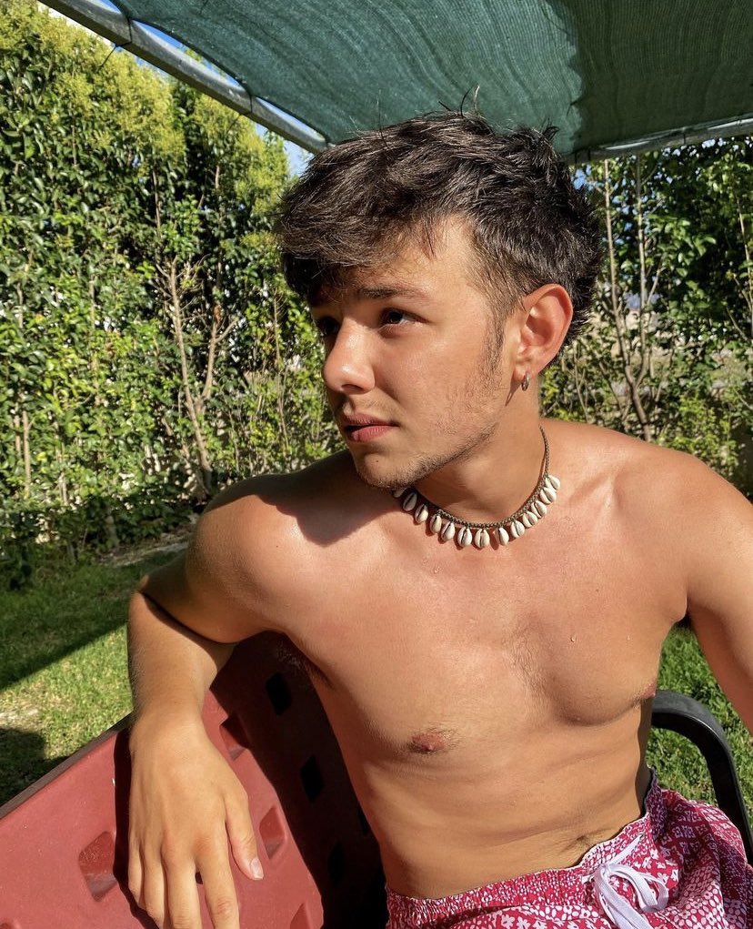 FLAVIO

- estudiante
-Gay
- versatil

#rol