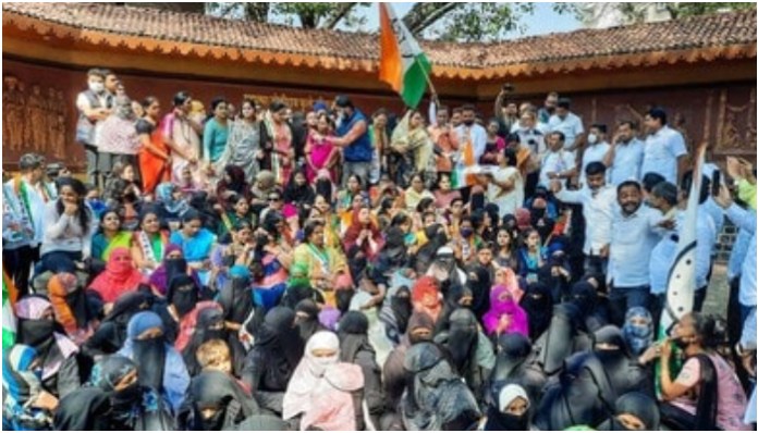 हिन्दुओ को ,सत्यानारण पूजा अपने घरो में करें , महाविद्यालय में ना करे ऐसे बताने वाले एनसीपी के नेता आज महाविद्यालय में हिजाब के समर्थन में आगे आए

हिन्दू बंधुओ इससे क्या समझे ?