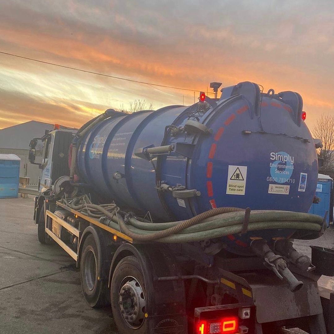SimplyHireLtd's tweet photo. Happy #Friday 🙌What an amazing view of the sun rising from the Simply yard 😍 #EnvironmentalSolutions. https://t.co/MFSzhHNznl