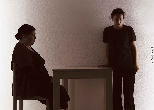 Dopo undici anni una #madre, #scrittrice di successo, va a trovare la #figlia, ex #brigatista, in prigione. Un #dialogo ad altissima tensione per #LaGabbia di <a href="/stefanomassini/">Stefano Massini</a> con #federicafabiani, #vincenzapastore, regia di <a href="/sartirenato/">Renato Sarti</a>. Dal 15 al 20 febbraio al @tfilodrammatici!