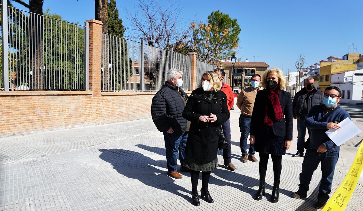 CastillejaCta's tweet photo. 🔴#Remanente Amplia remodelación de la C/Virgen del Loreto con Diego de los Reyes, QUE YA ESTÁ ABIERTA AL TRÁFICO.
⚠️La alcaldesa Carmen Herrera visitó, antes de su apertura, la gran transformación que ha experimentado esta zona👉https://t.co/D6Bddh7yuL

#TransformandoCastilleja https://t.co/tKG0lIwvcb