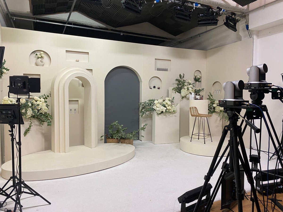 Cherryduck Studios (@cherryduckstdio) on Twitter photo Understated glamour in Studio 5 today with <a href="/Fab_Collective/">The Fabulous Collective</a> and <a href="/bareMineralsUK/">bareMinerals UK</a>
#setbuild #livestream Understated glamour in Studio 5 today with <a href="/Fab_Collective/">The Fabulous Collective</a> and <a href="/bareMineralsUK/">bareMinerals UK</a>
#setbuild #livestream