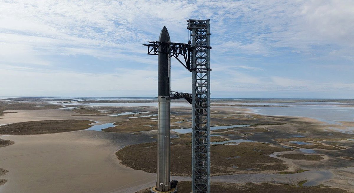 JonErlichman's tweet photo. SpaceX in 2002 and 2022: https://t.co/qDSOgwI8tM