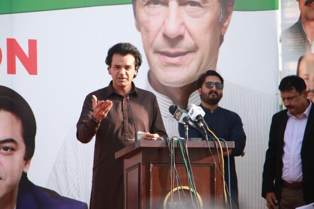 ZainPervez's tweet image. “ وزیر اعظم عمران خان کا وژن
کامیب نوجوان مضبوط پاکستان“

وزیر اعظم عمران خان کے معاون خصوصی براے امور نوجوان جناب عثمان ڈار کامیاب جوان کنوینشن گلشنِ اقبال میں نوجوانوں میں کامیاب نوجوان پروگرام کے تحت چیکوں کی تقسیم کی۔ 
#KamyabJawanProgram #ChequeDistribution #DistrictEast