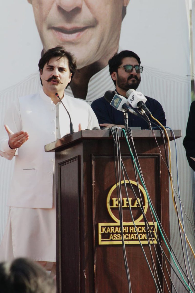 ZainPervez's tweet image. “ وزیر اعظم عمران خان کا وژن
کامیب نوجوان مضبوط پاکستان“

وزیر اعظم عمران خان کے معاون خصوصی براے امور نوجوان جناب عثمان ڈار کامیاب جوان کنوینشن گلشنِ اقبال میں نوجوانوں میں کامیاب نوجوان پروگرام کے تحت چیکوں کی تقسیم کی۔ 
#KamyabJawanProgram #ChequeDistribution #DistrictEast