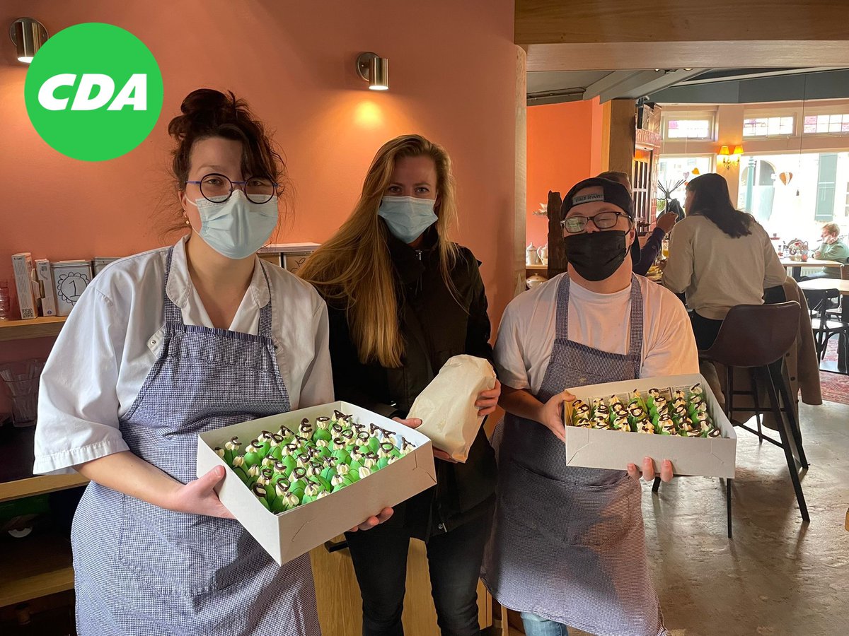 Nieuwe bestelling weer opgehaald bij De Ster in Borne door kandidaat (3) Madeleine Bloemhof zodat we iets lekker mee kunnen nemen naar onze werkbezoeken én koffiegesprekken 😋 Ze smaken heerlijk! Bedankt toppers! 🙏