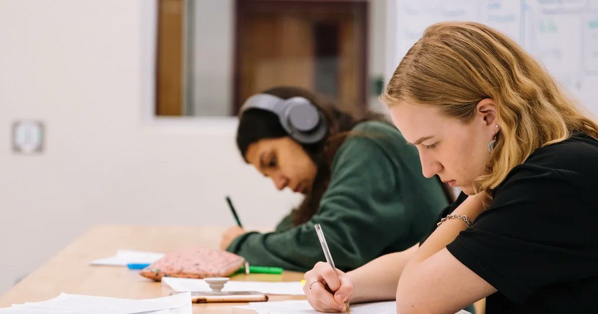 Proefpersonen kunnen efficiënter puzzels oplossen en tegelijkertijd een andere taak verrichten als ze vertrouwen op spontaan inzicht. buff.ly/34zv0lf