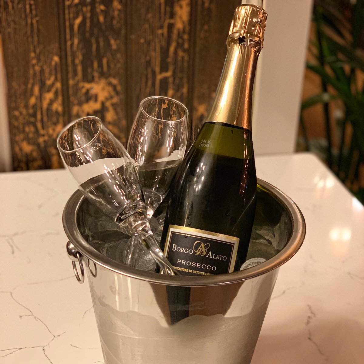 Find an excuse to celebrate and get a bottle of Prosecco for only £15 all day today at The Parrs Wood! 🍾

#FizzFriday #Didsbury #Manchester