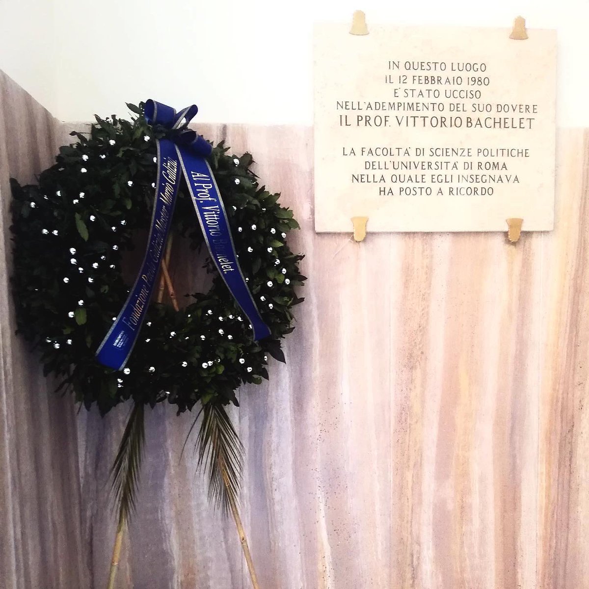 🌄 #Buongiorno Sapienza dall’Ed. di Scienze politiche con il ricordo del sacrificio di #VittorioBachelet, barbaramente ucciso dalle Brigate rosse 42 anni fa, il #12febbraio 1980

[leggi tutto su ➡️ bit.ly/sapienza-ricor…]

#Bachelet #11febbraio
(foto da Instagram.com/SapienzaRoma)