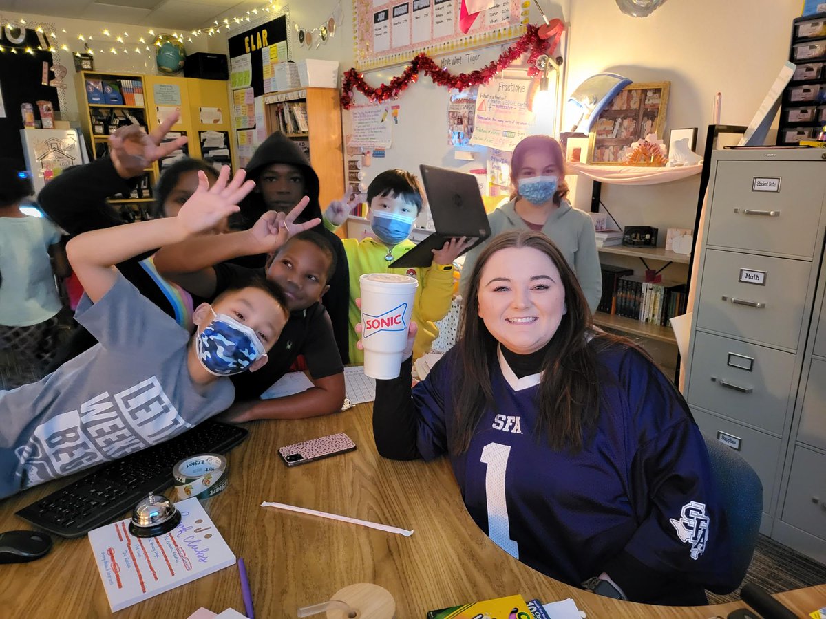 Techy_EDU's tweet image. Congratulations on our first @RiddleElem #RedOutBingo winner, @andersonteach5!!!  Keep those Bingos coming, Riddle peeps!!