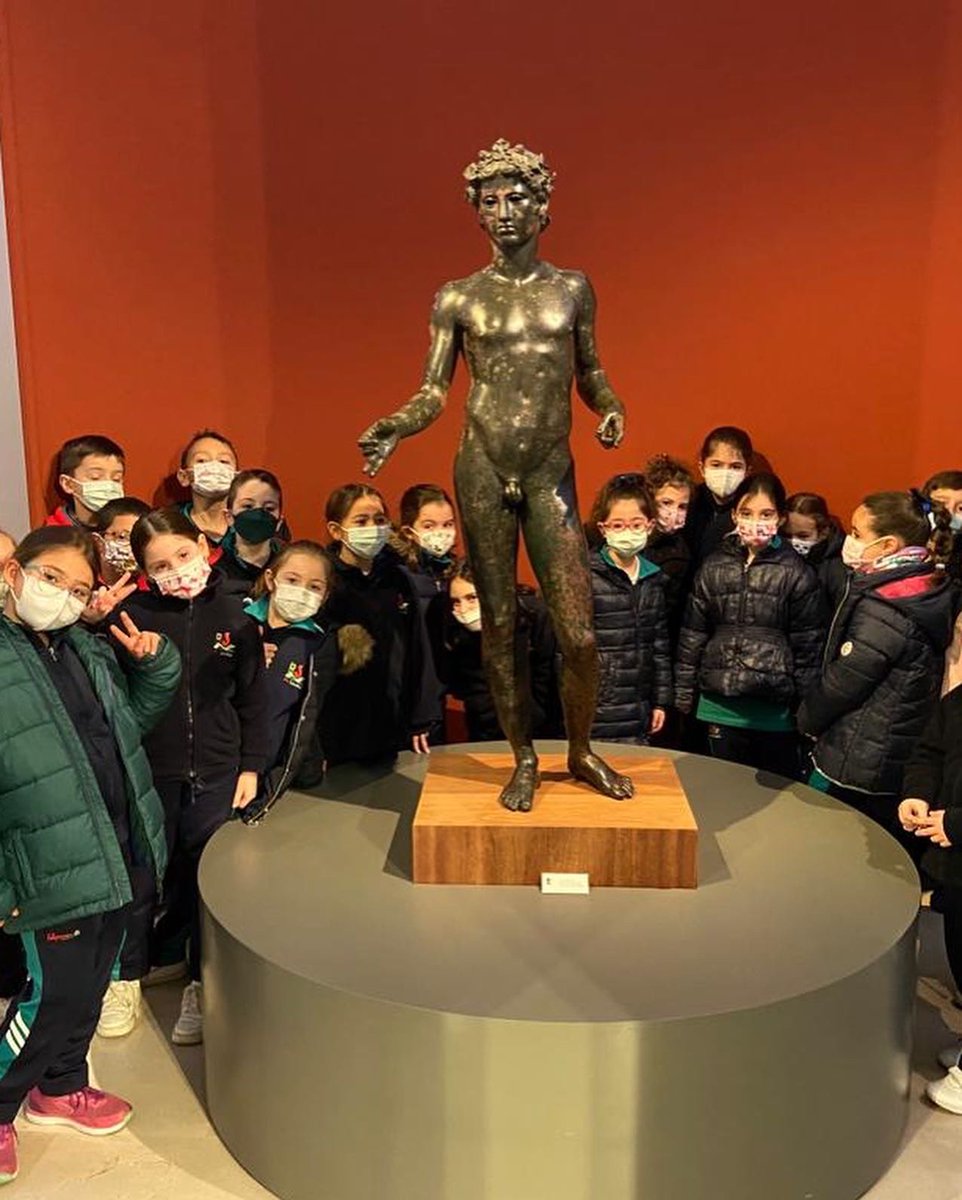 LoretoAntequera's tweet photo. Durante esta semana, los alumnos de primer ciclo de primaria han visitado el @MVCAntequera Hemos aprendido mucho sobre El Efebo de Antequera. 
Gracias al @AytoAntequera y  a nuestro guía Juanma por acercarnos a nuestra historia de una manera tan profesional como divertida. https://t.co/7IdfMy1t3C