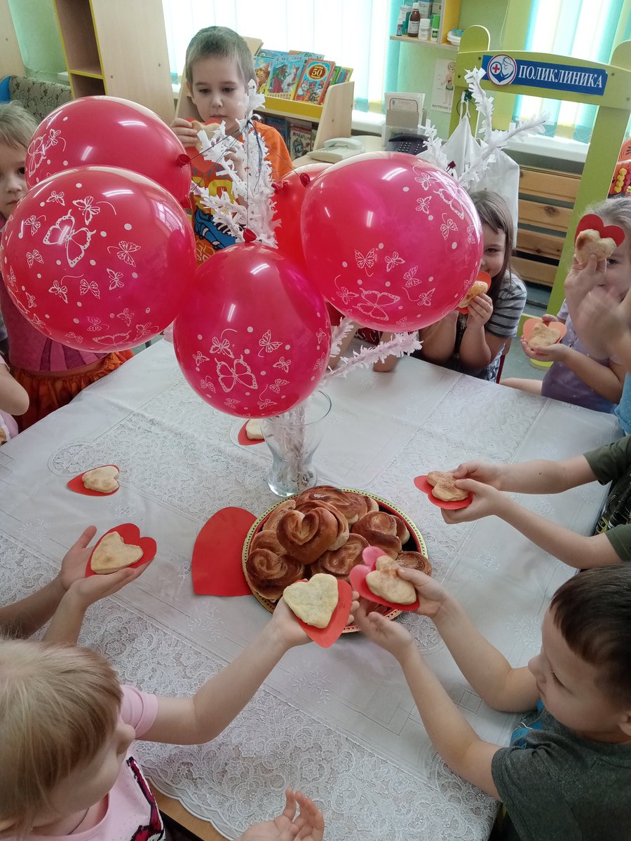 6HBm37yyBlG440o's tweet photo. В нашем детском саду проходила неделя по профориентации. Сегодня в группе "Фиксики" дети познакомились с профессией кулинар - кондитер. И в предверии праздника Дня Святого Валентина приготовили друг для друга сладкие валентинки. https://t.co/zDREp27AQu