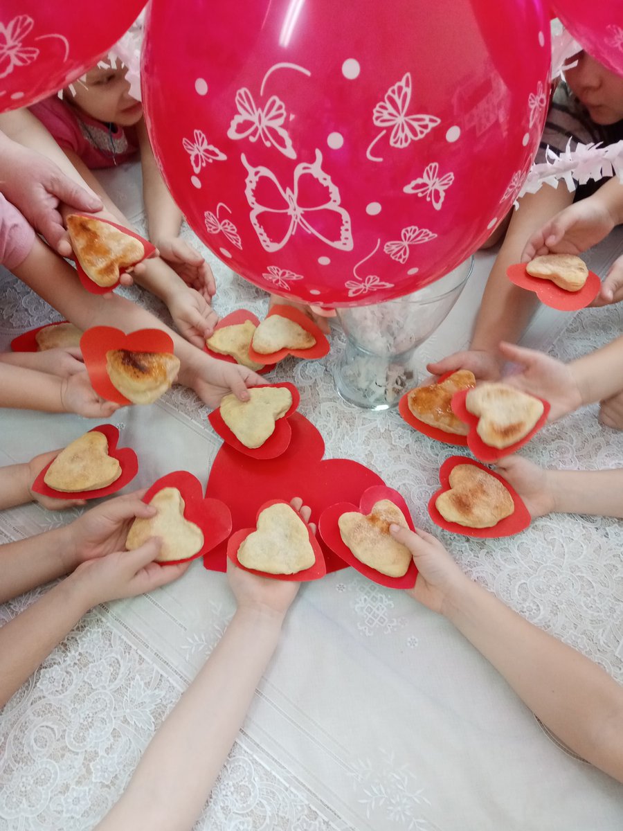 6HBm37yyBlG440o's tweet photo. В нашем детском саду проходила неделя по профориентации. Сегодня в группе "Фиксики" дети познакомились с профессией кулинар - кондитер. И в предверии праздника Дня Святого Валентина приготовили друг для друга сладкие валентинки. https://t.co/zDREp27AQu
