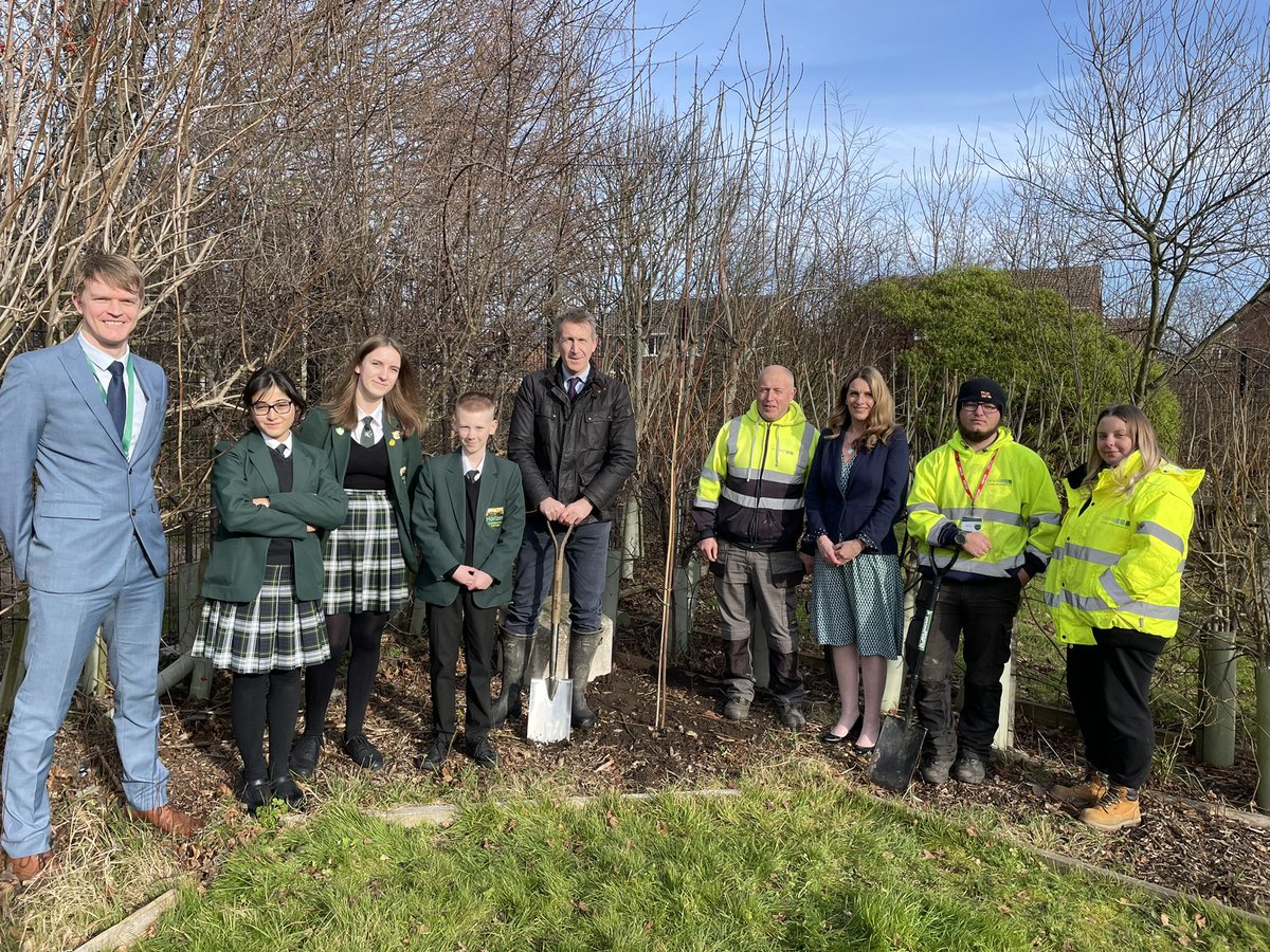 Today @DanJarvisMP visited Horizon to help plant the 1st tree of the #TreesInTheCommunity project. We’re so proud to be involved in this initiative as we work towards our commitment to becoming a ‘Cleaner, Greener Horizon’. Thank you to <a href="/TWIGGS1985/">TWIGGS</a> &amp; our students for your help 🌳