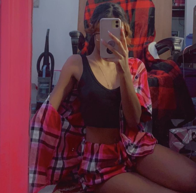 1 pic. Who wants to keep me company ? ? https://t.co/dGD4fgbnM2