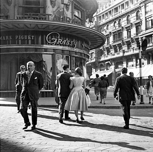 gatopormadrid's tweet photo. Madrileños paseando por la Gran Vía en 1953 https://t.co/upjapUVgdB