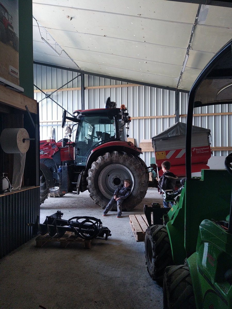 sylagri's tweet image. Installation de @YARA_france #Nsensor sur la cabine du tracteur , c&apos;est pas simple , mais le modulation de débit , c&apos;est meilleur maîtrise des Engrais et au prix de ce dernier ,c&apos;est pas du luxe .😅