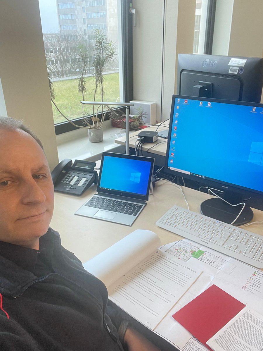 FeuerwehrWitten's tweet photo. Manchmal muss man auch mal.über den Tellerrrand schauen: Aus-und Fortbildung hört nie auf. Im Rahmen des VB Moduls absolviert unser Kollege Heiko Szczepanski ein vier wöchiges Praktikum in der Brandschutz Dienststelle der @FeuerwehrDortmund
#FwWit #112live #witten112 https://t.co/hp7KgCx0c9