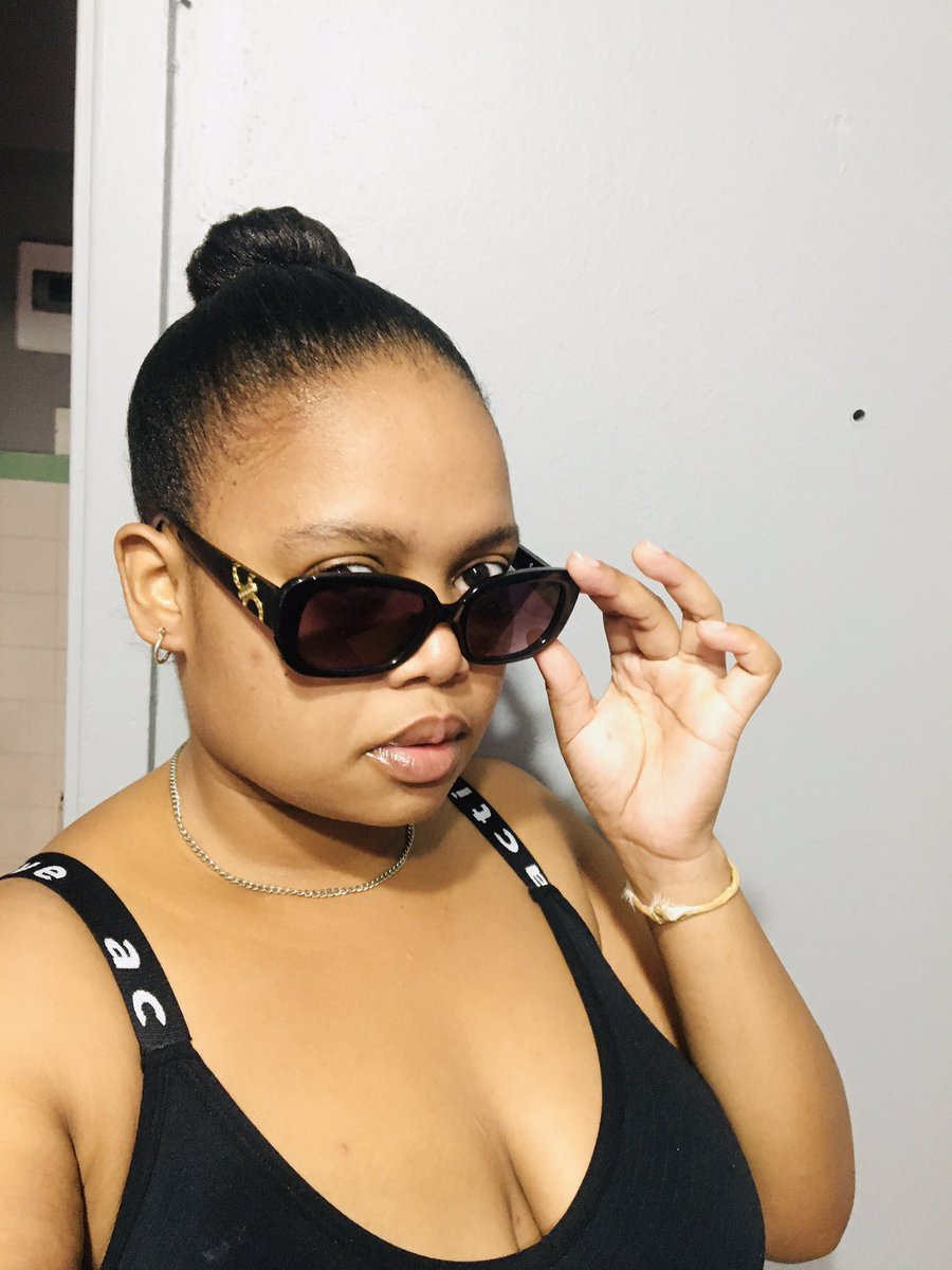 thandi_kubheka's tweet image. #stalling Happy Friday loves✌🏽