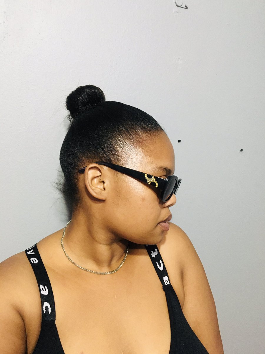 thandi_kubheka's tweet image. #stalling Happy Friday loves✌🏽