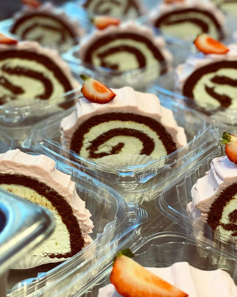 jbchang's tweet image. Raspberry chocolate roulades ready for your sweetheart! White chocolate mousse, flourless chocolate cake, fresh raspberry cream made with love ❤️. Happy Valentine’s weekend! #flourbakery #valentinesmenu #raspberrychocolate #roulade #love instagr.am/p/CZ1w-_TOZW7/