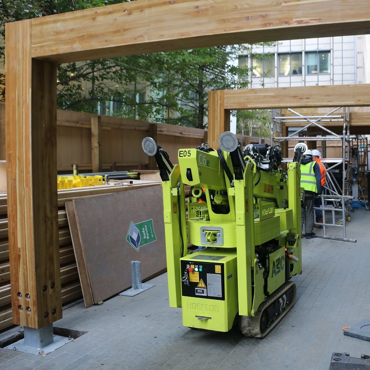 BucklandTimber's tweet photo. If space on site is tight, a spider crane is great - its large capacity to size ratio makes the installation much quicker, easier, and indeed possible

#bucklandtimber #engineering #construction https://t.co/1acXxmvEyg
