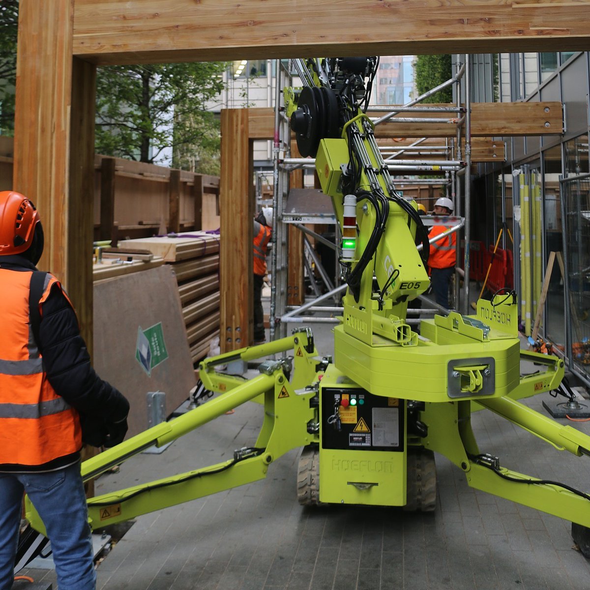 BucklandTimber's tweet photo. If space on site is tight, a spider crane is great - its large capacity to size ratio makes the installation much quicker, easier, and indeed possible

#bucklandtimber #engineering #construction https://t.co/1acXxmvEyg