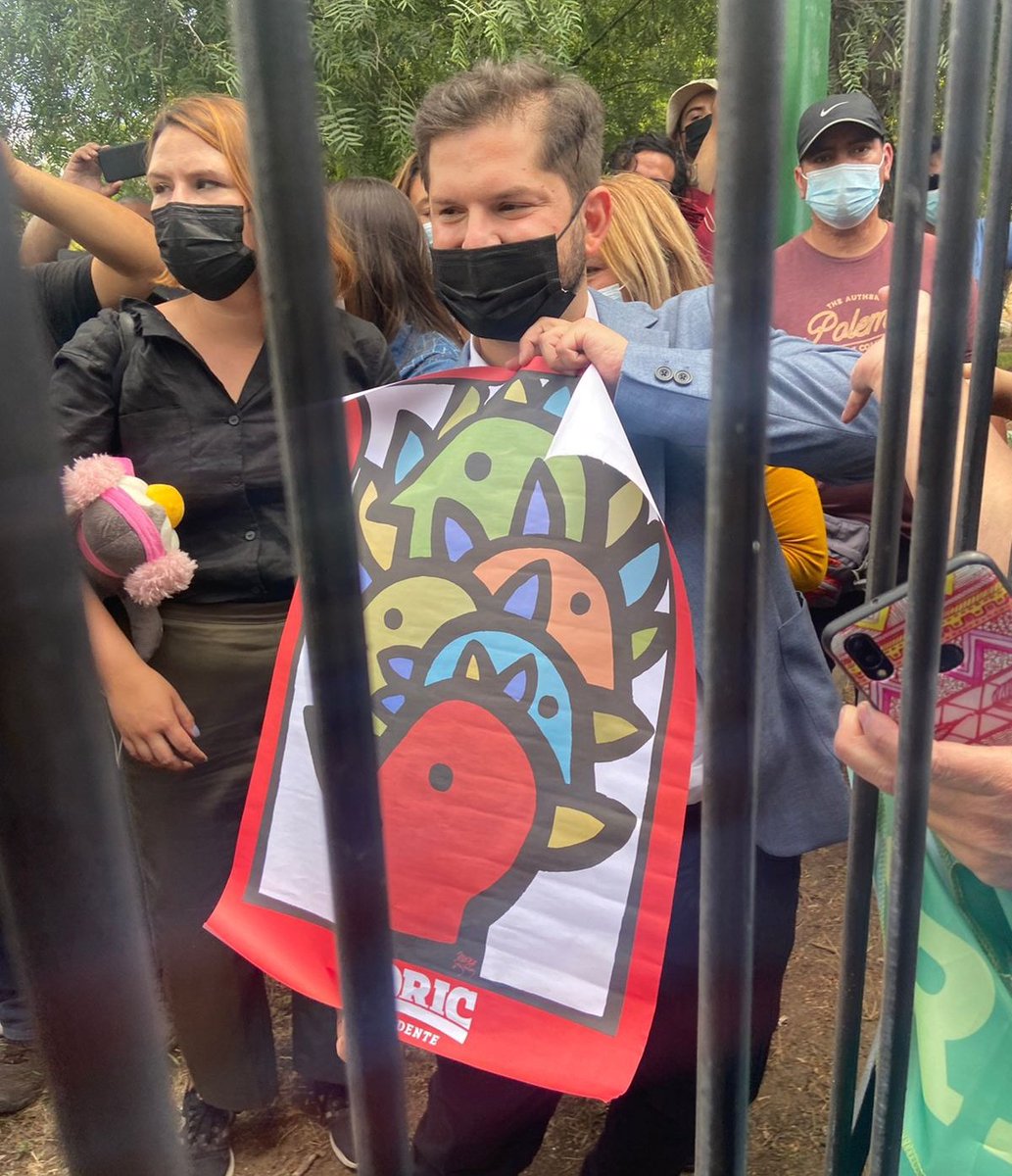 silabario's tweet photo. Feliz cumple Presidente @gabrielboric !! Aquí foto favorita el día que le entregamos entre el tumulto el cartel del Mono González en Pudahuel, cuando todavía era candidato. Por ahí si lo piensa, somos miles l@s que vamos todavía con el @monoalnacional ✊🐵 https://t.co/ZTQz9Qlh2u