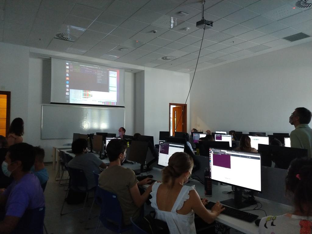 Análisis de genomas de SARS-CoV2 con Guido König, @draculasso, <a href="/GoyaStephanie/">Stephanie Goya</a>. Docencia de nivel y en temas de actualidad total.
Más "Genómica Aplicada", imposible! ☺️