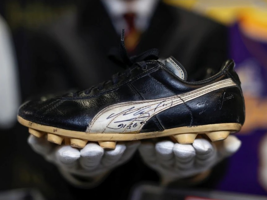 soccer_museum's tweet photo. These are some amazing #Puma #soccer boots worn by the legendary #DiegoEterno #Maradona in 1983-84, when he became the first visiting #Barcelona player to be applauded by #RealMadrid fans after scoring and helping #FCB defeat their longtime rivals.

https://t.co/iG1iz2P8Qs https://t.co/ZARzDYPFnZ