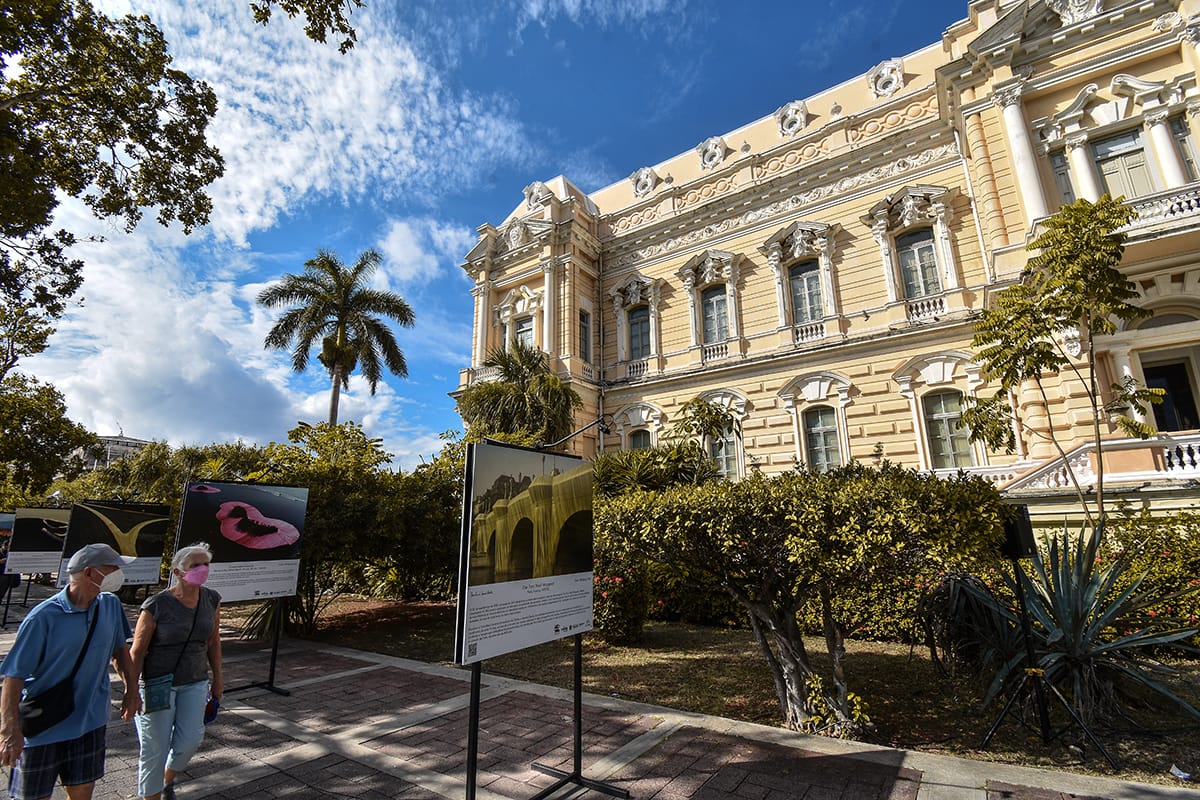 YucatanPresenta's tweet photo. ¡Encuentra arte en nuestras calles!

Inicia tu fin de semana recorriendo nuestra emblemática avenida Paseo Montejo donde encontrarás la #exposición "Christo y Jeanne-Claude por Wolfgang Volz, 50 años de arte juntos", ubicada a un costado del #Museo Palacio Cantón.  
¡Visítala! https://t.co/txAnOmyw93