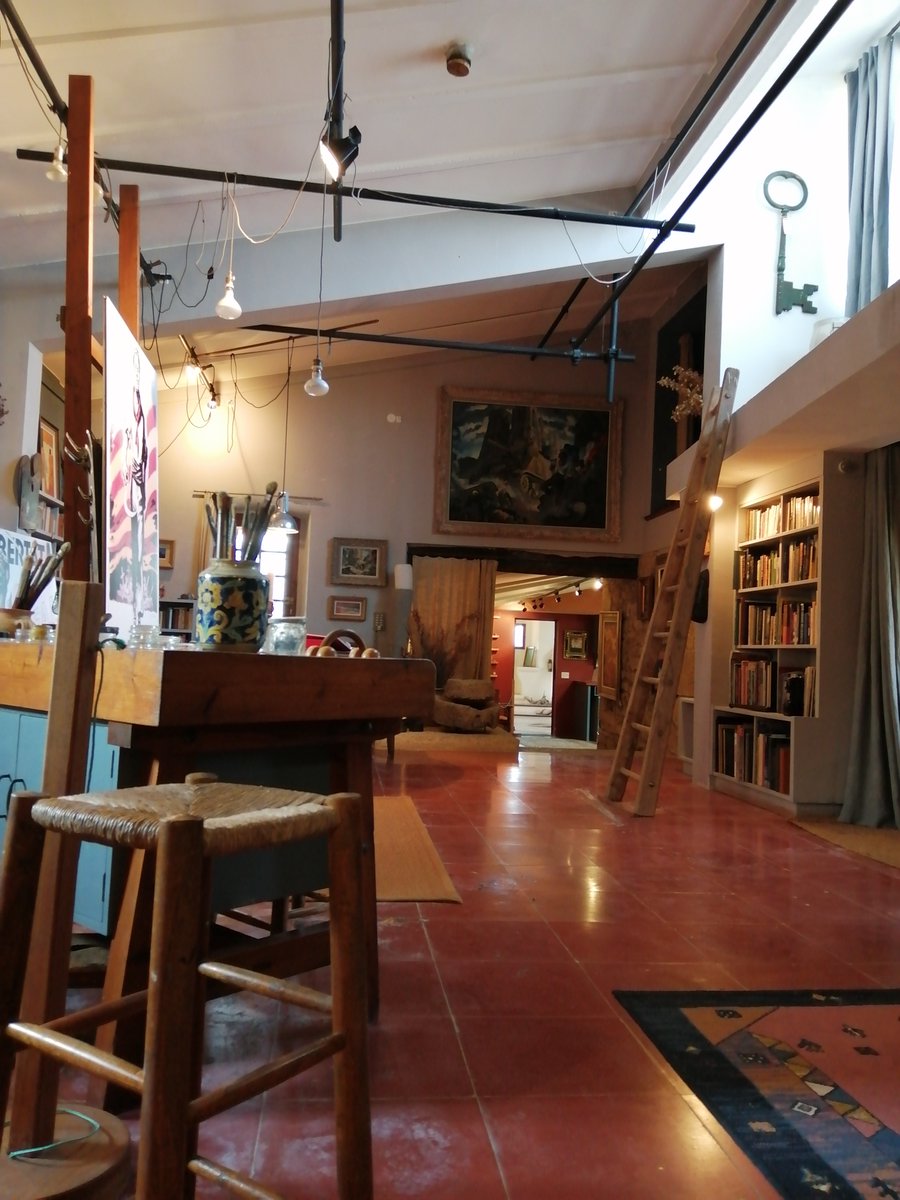 Uneix-te a la visita guiada a l'Estudi Taller Carles Fontserè i submergeix-te en els seus quadres, objectes, llibres i fotografies.