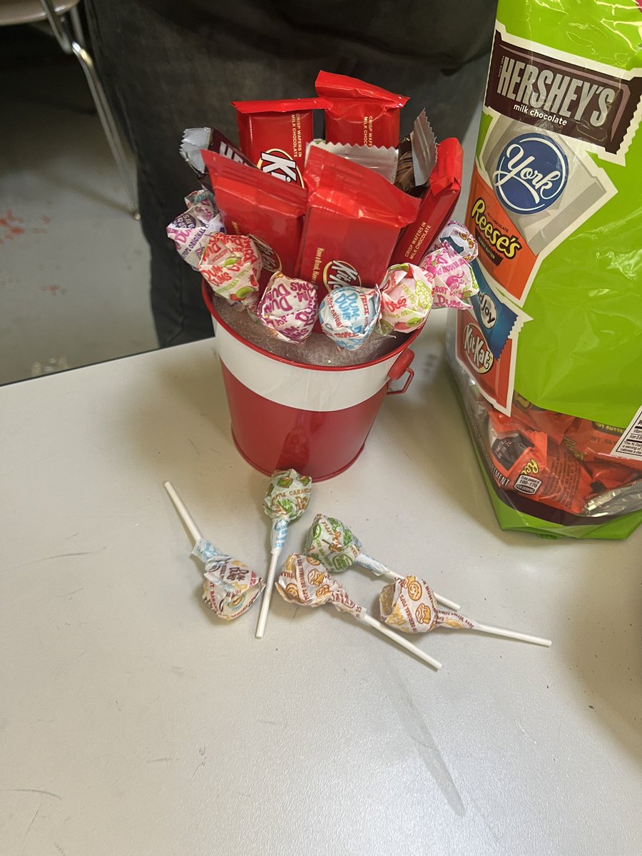 MoshannonFFA's tweet photo. Today, we’re celebrating Valentine’s Day by making some edible candy arrangements! #agedu #teachag #psuaged19 #movalleyffa https://t.co/iAREakLWUV