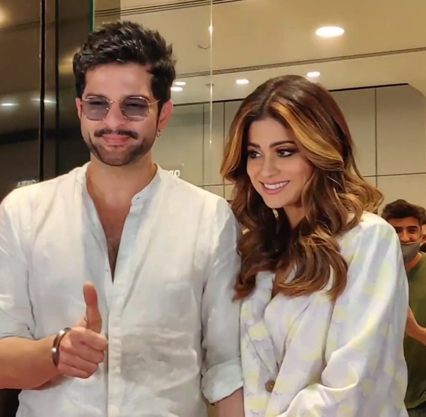 TeamShaRa1's tweet photo. #ShaRa got papped at Andheri.
They are looking so so good in white🤍 #ShaRaFam #ShamitaShetty #RaqeshBapat https://t.co/QWlz9tbAUA